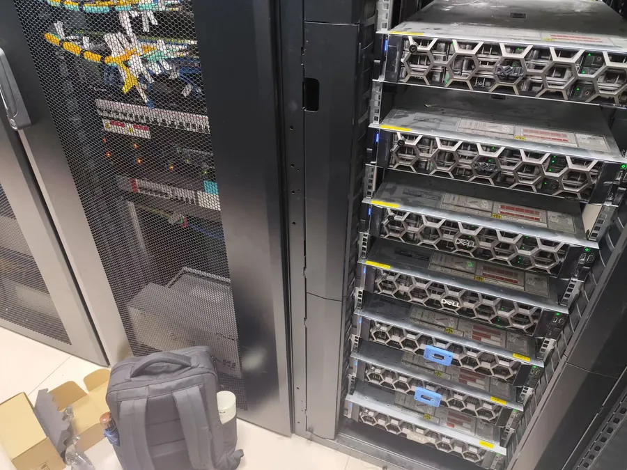 Dell PowerEdge R750 maintenance environment and adjacent network rack