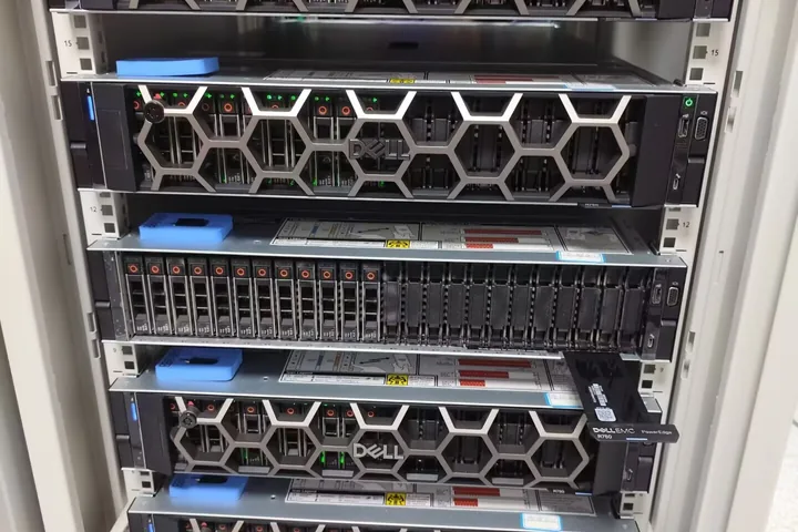 Dell PowerEdge R750 servers during storage-path troubleshooting