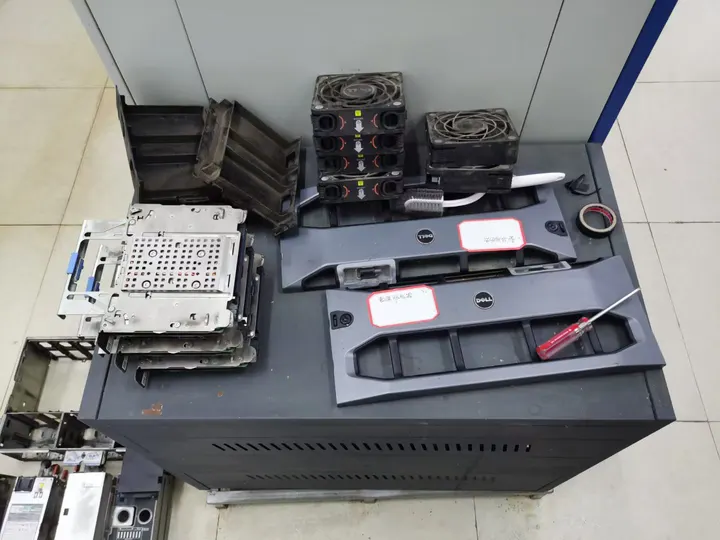 Dell PowerEdge R930 drive, cooling and front-panel components organized during repair