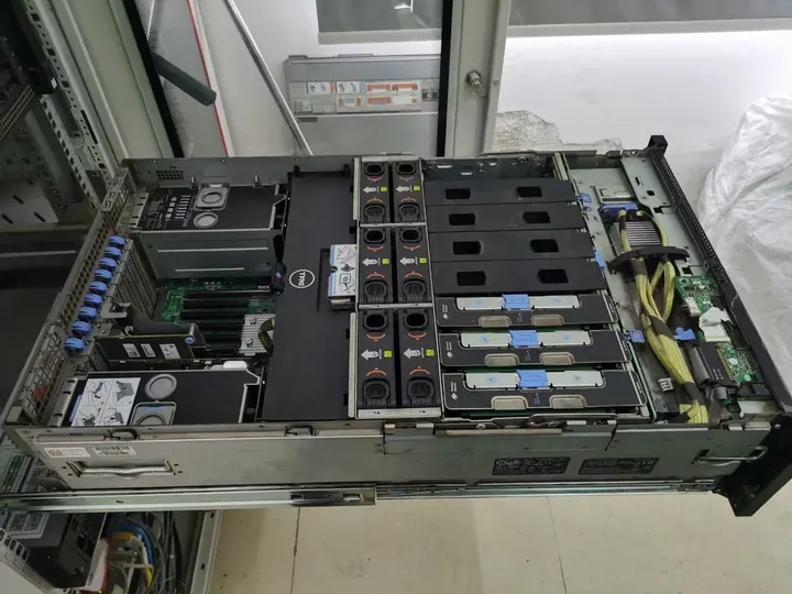 Dell PowerEdge R930 chassis opened for no-power fault diagnosis
