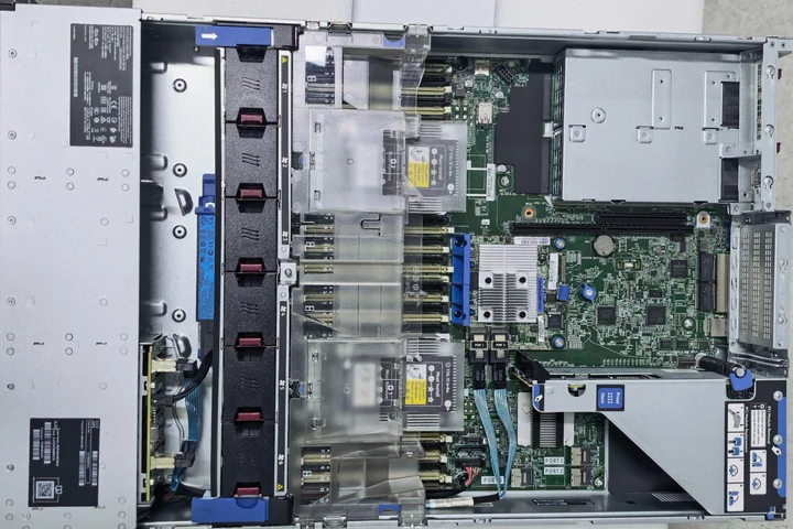 HPE ProLiant DL380 Gen10 barebone internal hardware view