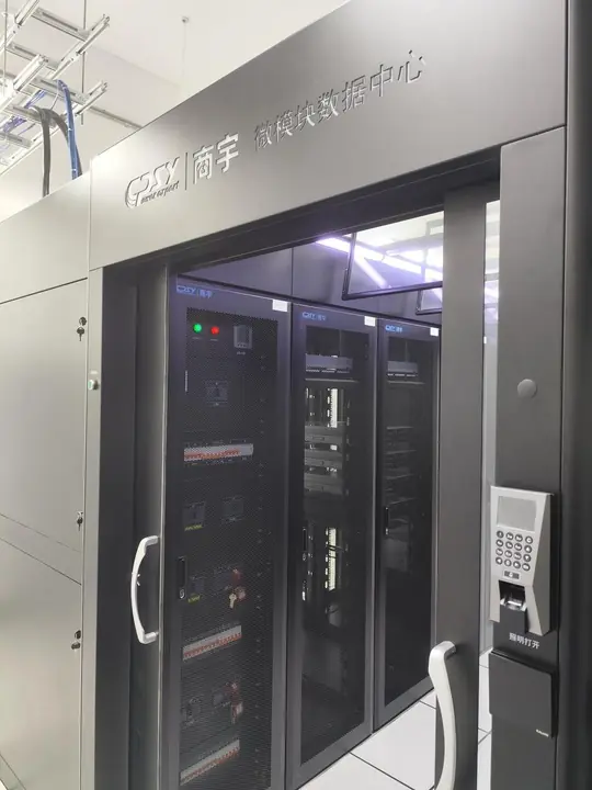 Inspur NF2180 M3 server maintenance work in a micro-module data center
