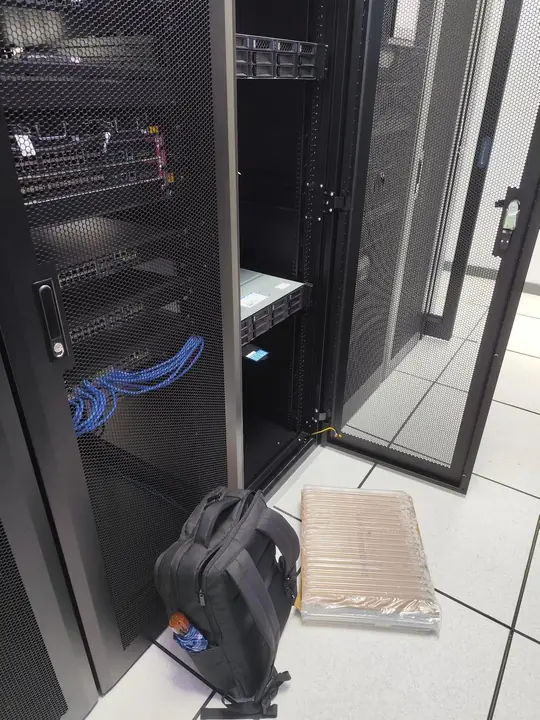 On-site server maintenance environment for no-display troubleshooting