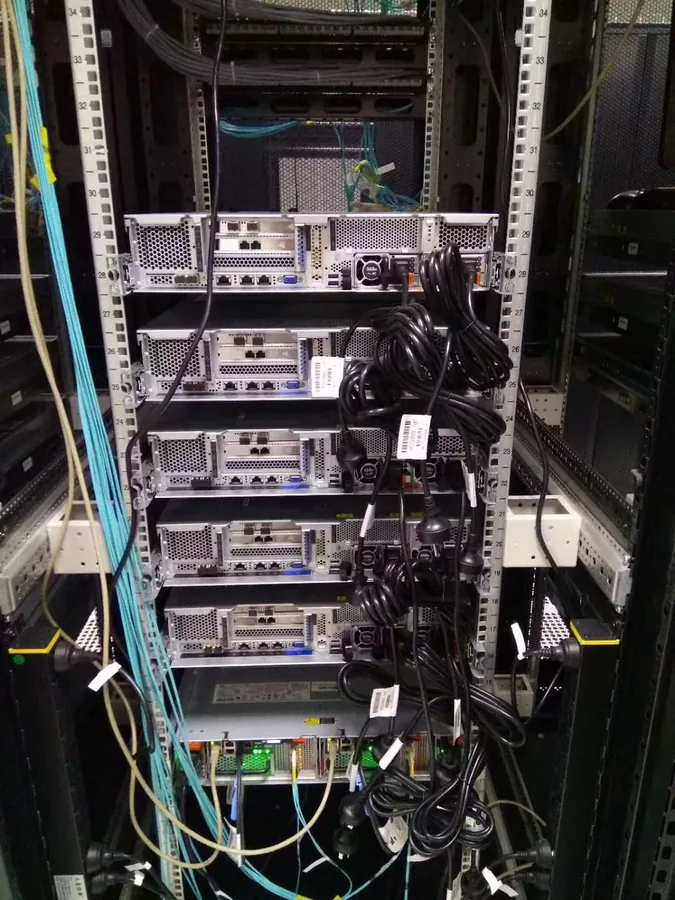 Rear power and network cabling for the Lenovo ThinkSystem SR550 deployment