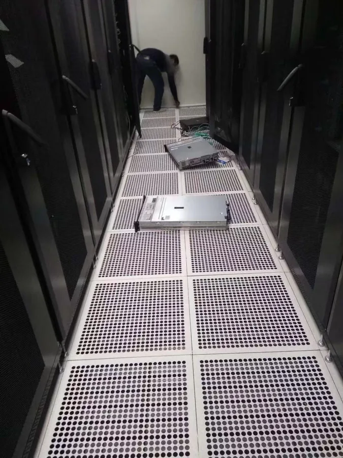 Lenovo ThinkSystem SR550 servers prepared in the data center aisle before rack installation